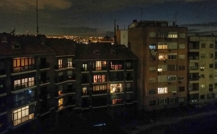 ventanas iluminadas en la noche barrio obrero fotografia edificio fachada ventanas hogares arquitectura paisaje urbano siuacionismo psicogeografia antonio beltran